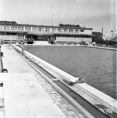 Basen Wojewódzkiego Ośrodka Sportu i Rekreacji przy ul. Iwana Turkienicza w Rzeszowie, obecnie Rzeszowski Ośrodek Sportu i Rekreacji przy ul. ks. Józefa Jałowego. W tle restauracja "Klubowa"