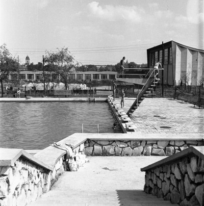 Basen Wojewódzkiego Ośrodka Sportu i Rekreacji przy ul. Iwana Turkienicza w Rzeszowie, obecnie Rzeszowski Ośrodek Sportu i Rekreacji przy ul. ks. Józefa Jałowego. W tle wieża Farna i wieża kościoła pw. Św. Krzyża. Po prawej Hala Sportowa