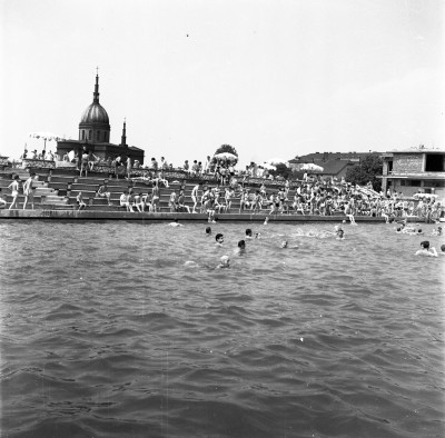Na basenie Wojewódzkiego Ośrodka Sportu i Rekreacji przy ul. Iwana Turkienicza, obecnie Rzeszowski Ośrodek Sportu i Rekreacji przy ul. ks. Józefa Jałowgo w Rzeszowie. W tle kościół pw. Chrystusa Króla