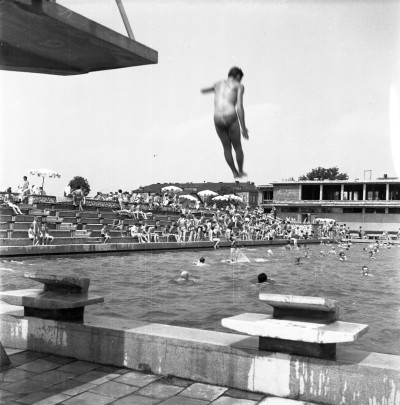 Mężczyzna skaczący z wieży do basenu, Wojewódzki Ośrodek Sportu i Rekreacji przy ul. Iwana Turkienicza w Rzeszowie, obecnie Rzeszowski Ośrodek Sportu i Rekreacji przy ul. ks. Józefa Jałowego