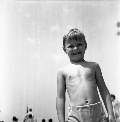 Chłopiec pozujący do zdjęcia na basenie Wojewódzkiego Ośrodka Sportu i Rekreacji przy ul. Iwana Turkienicza, obecnie Rzeszowski Ośrodek Sportu i Rekreacji przy ul. ks. Józefa Jałowgo w Rzeszowie, obecnie Rzeszowski Ośrodek Sportu i Rekreacji przy ul. ks. Józefa Jałowego