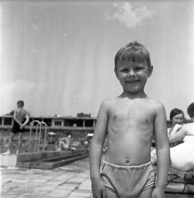 Chłopiec pozujący do zdjęcia na basenie Wojewódzkiego Ośrodka Sportu i Rekreacji przy ul. Iwana Turkienicza, obecnie Rzeszowski Ośrodek Sportu i Rekreacji przy ul. ks. Józefa Jałowgo w Rzeszowie, obecnie Rzeszowski Ośrodek Sportu i Rekreacji przy ul. ks. Józefa Jałowego