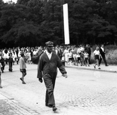 GFK-3-783 Uczestnicy Światowego Festiwalu Polonijnych Zespołów Folklorystycznych na ul. Fryderyka Szopena w Rzeszowie. Na pierwszym planie Maniuś Drozd, jedna z najbardziej charakterystycznych postaci Rzeszowa GFK-3-783.jpg
