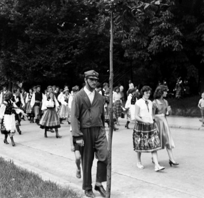 GFK-3-784 Uczestnicy Światowego Festiwalu Polonijnych Zespołów Folklorystycznych na ul. Fryderyka Szopena w Rzeszowie. Na pierwszym planie Maniuś Drozd, jedna z najbardziej charakterystycznych postaci Rzeszowa GFK-3-784.jpg