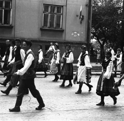 GFK-3-785 Uczestnicy Światowego Festiwalu Polonijnych Zespołów Folklorystycznych w Rzeszowie na wysokości domu nr 33 przy ul. Fryderyka Szopena GFK-3-785.jpg