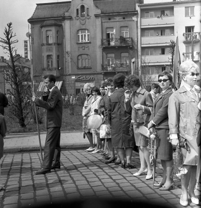 GFK-3-819 Uczestnicy pochodu pierwszomajowego na pl. Wolnośc GFK-3-819.jpg