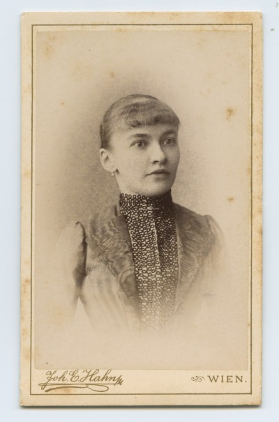GFK-8-61 Portret kobiety GFK-8-61-1.jpg