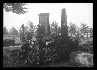 Grób Edwarda Janusza i żony Leopoldyny oraz Karola Konopki z figurą anioła na cmentarzu Pobitno w Rzeszowie - fotografia wykonana po pogrzebie Leopoldyny Janusz