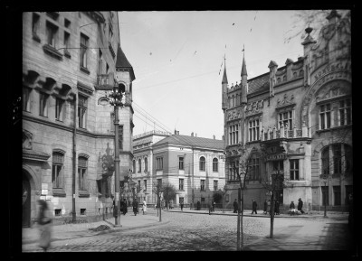 Frament ulicy Zamkowej i 3 Maja w Rzeszowie. Po prawej budynek Kasy Oszczędności i Banku Polskiego (byłego Banku Austriacko-Węgierskiego), po lewej fragment kamienicy Tekielskiego