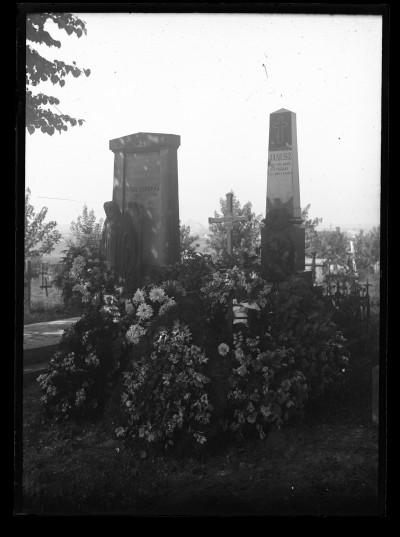 Grób Edwarda Janusza i żony Leopoldyny oraz Karola Konopki z figurą anioła na cmentarzu Pobitno w Rzeszowie  - fotografia wykonana po pogrzebie Leopoldyny Janusz