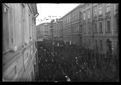 Kondukt żałobny na ul. 3 Maja w Rzeszowie, prawdopodobnie pogrzeb Romana Krogulskiego, burmistrza i prezydenta Rzeszowa