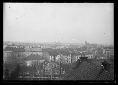 Widok Rzeszowa z Zamku Lubomirskich. Widoczne m. in.: ulica Zamkowa, kościół oo. Bernardynów, wieża Farna, kościół św. Krzyża, ulica 3 Maja i kościół św. Józefa na Staromieściu