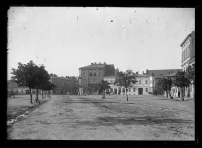 Nowy Rynek (obecnie Plac Wolności) w Rzeszowie z widokiem na ulicę Sobieskiego i Gałęzowskiego