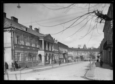 Kamienice przy ulicy Zamkowej w Rzeszowie. W tle widoczny dach nieistniejącej willi Anielii