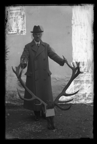 Mężczyzna z trofeum myśliwskim