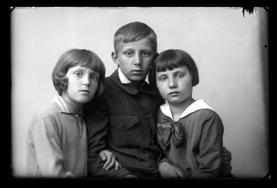 Irena Elgas (od lewej) z bratem Marianem i kuzynką Krystyną Urban 