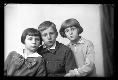 Irena Elgas (od prawej) z bratem Marianem i kuzynką Krystyną Urban 