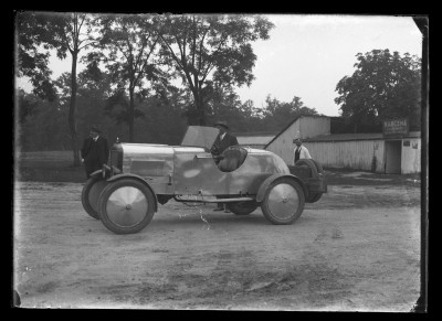 GFK-1-1556 Samochód przed Karczmą na rozdrożu Józefa Bochenka GFK-I-1556.jpg