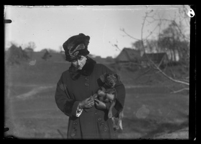 GFK-1-1630 Dorota Janusz z jamnikiem. W tle wiejskie zabudowa GFK-I-1630.jpg