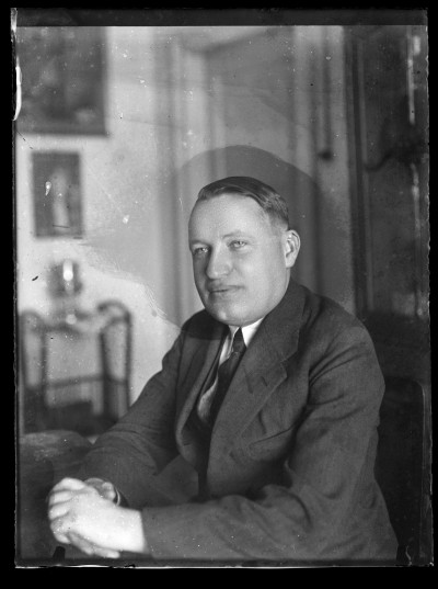 GFK-1-1655 Portret Nieznanygo mężczyzny we wnętrzu GFK-I-1655.jpg