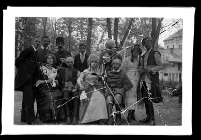 GFK-1-1710 Aktorzy rzeszowskiego teatru Reduta na tyłach gmachu "Sokoła" GFK-I-1710.jpg