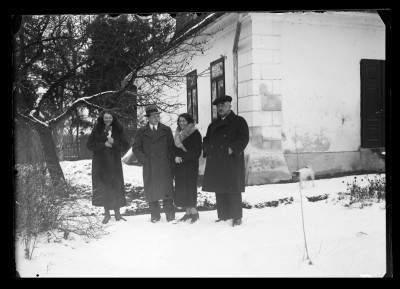 GFK-1-1738 Helena i Tadeusz Stanisz (w środku) z rodziną w Hr GFK-I-1738.jpg