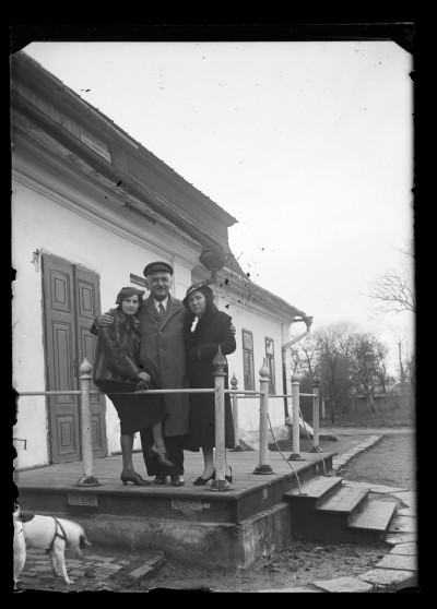 GFK-1-1746 Helena Janusz (z prawej) z rodziną przed domem w H GFK-I-1746.jpg