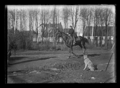 GFK-1-1776 Irena Elgas na koniu w okolicach ul. Poniatowskieg GFK-I-1776.jpg