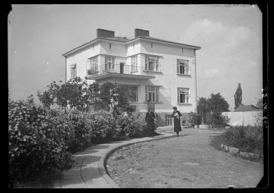 Helena Janusz (z prawej) z siostrą Dorotą Elgas przed willą Fryderyka Janusza przy ul. Jagiellońskiej w Rzeszowie