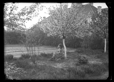 Krystyna Urban w ogrodzie domu słuzbowego swojego ojca Augustyna na warszawskim Żoliborzu