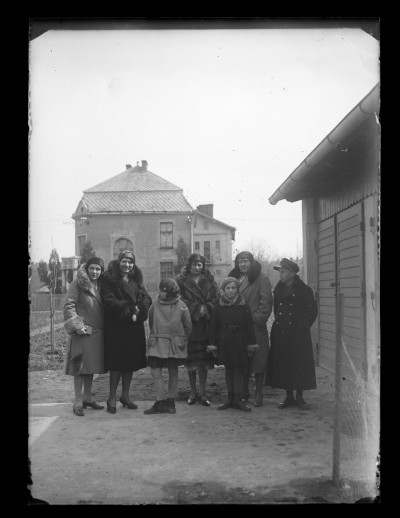 Rodzina Januszów przed garażem w ogrodzie kamienicy przy ul. Poniatowskiego w Rzeszowie. Od prawej: Marian Elgas z mamą Dorotą, Irena Elgas, kuzynka Mitzi, Krystyna Urban z mamą Marią i Helena Janusz