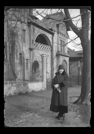 Siostra Leopoldyny Janusz przed secesyjną willą "Pod Sową" przy alei Pod Kasztanami w Rzeszowie