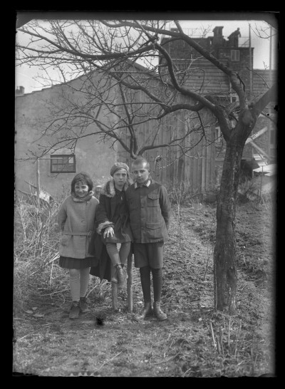 Dzieci w ogrodzie domu Januszów przy ul. Poniatowskiego w Rzeszowie. Od prawej: Marian i Irena Elgas z Krystyną Urban