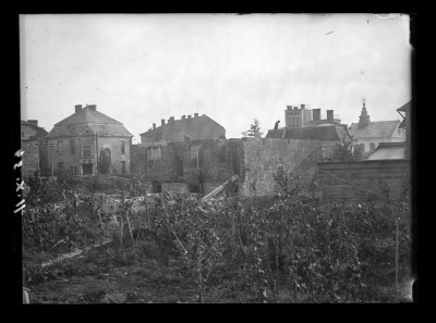 Budowa kamienicy Januszów przy ul. Poniatowskiego 10 w Rzeszowie. Po lewej kamienica nr 35 przy ul. Jagiellońskiej. Po prawej kościół Garnizonowy przy ulicy Reformackiej