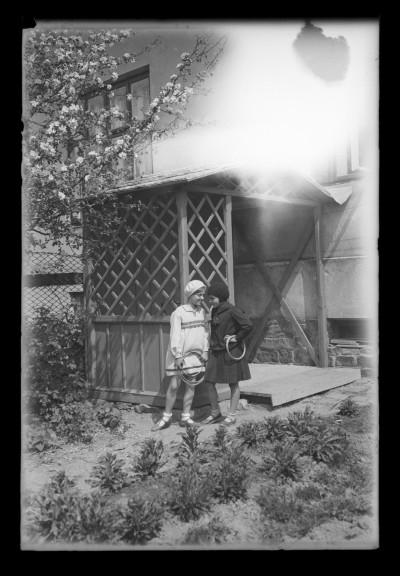 Krystyna Urban i Irena Elgas przy drewnianej altanie w ogrodzie domu Januszów przy ul. Poniatowskiego w Rzeszowie