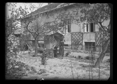 Rodzina Januszów w ogrodzie przy ul. Poniatowskiego w Rzeszowie.Od prawej: Helena Janusz, na ławce siedzą Leopoldyna Janusz i Dorota Elgas