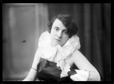 Portret Heleny Janusz w elżbietańskim kołnierzyku na szyi i z mankietami na nadgarstek