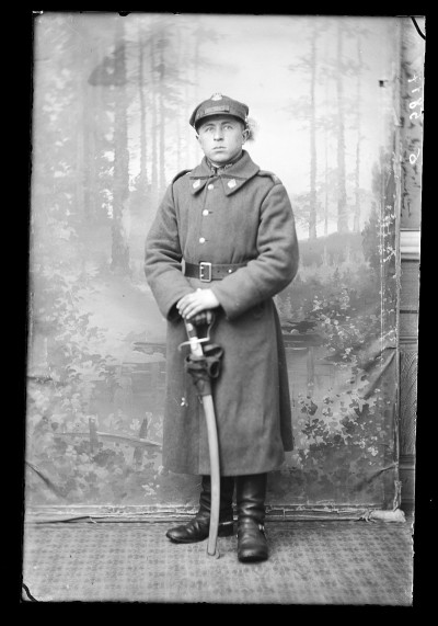 GFK-1-1865 Portret żołnierza w atelier GFK-I-1865.jpg