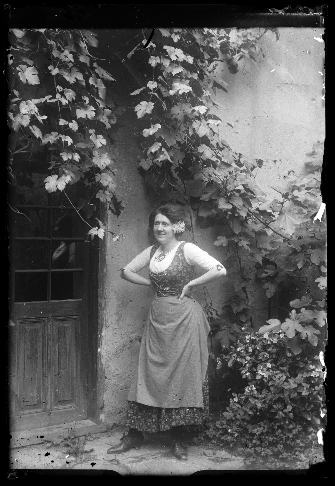 Dorota Janusz w ogrodzie przed budynkiem