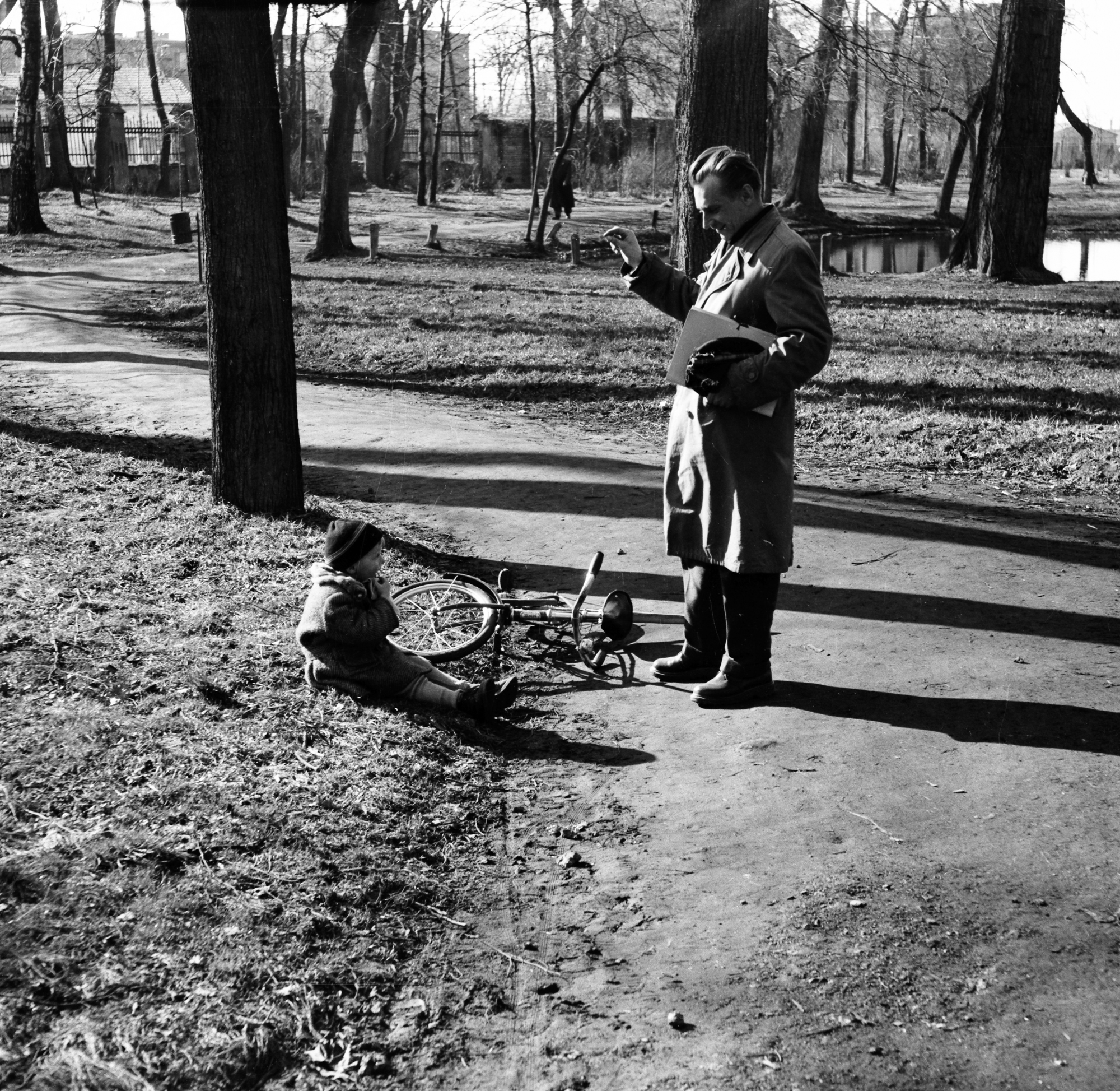 Mężczyzna rozmawiający z chłopcem w parku im. L. Waryńskiego przy ul. gen. Jarosława Dąbrowskiego w Rzeszowie