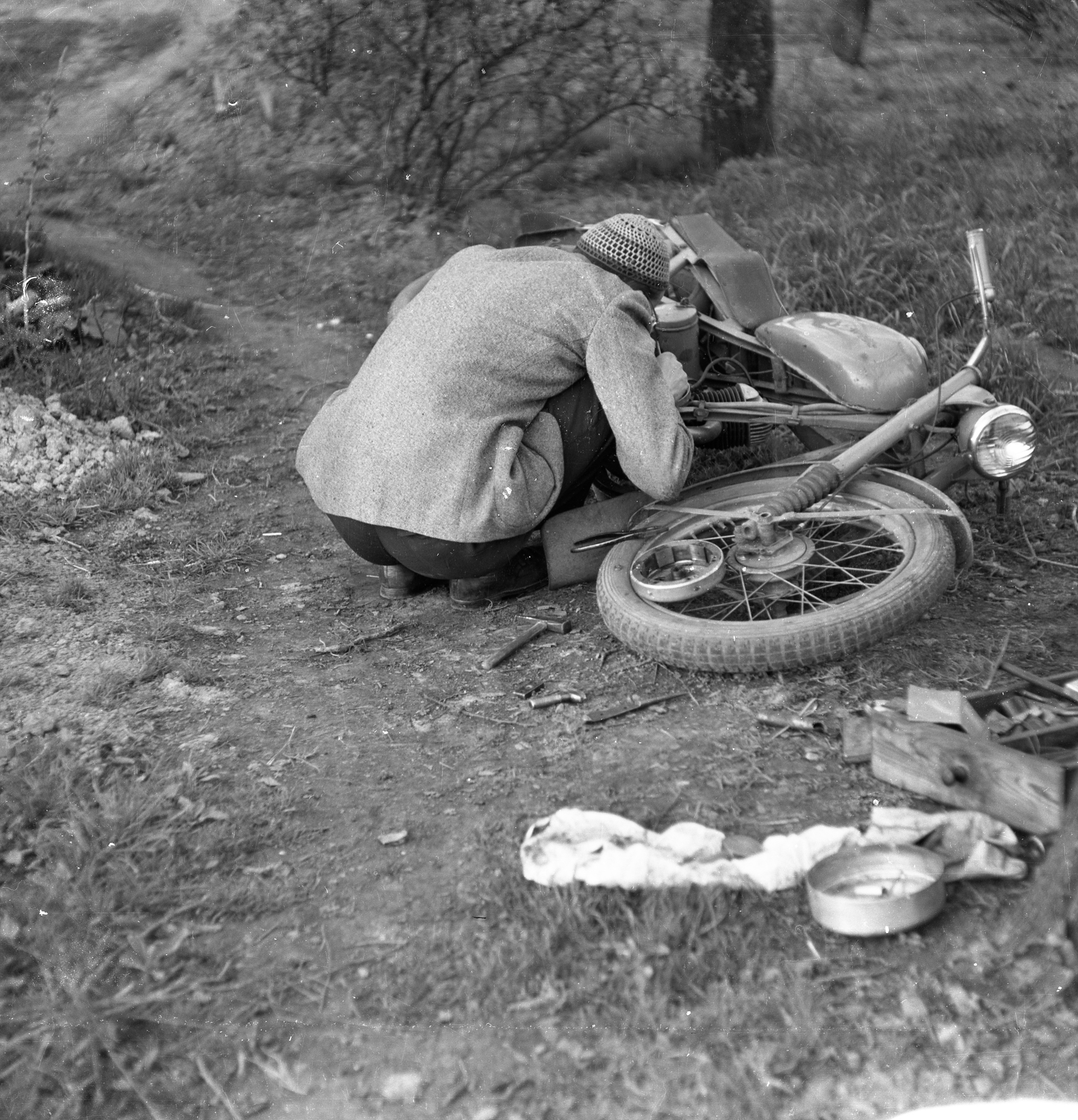 Mężczyzna naprawiający motocykl