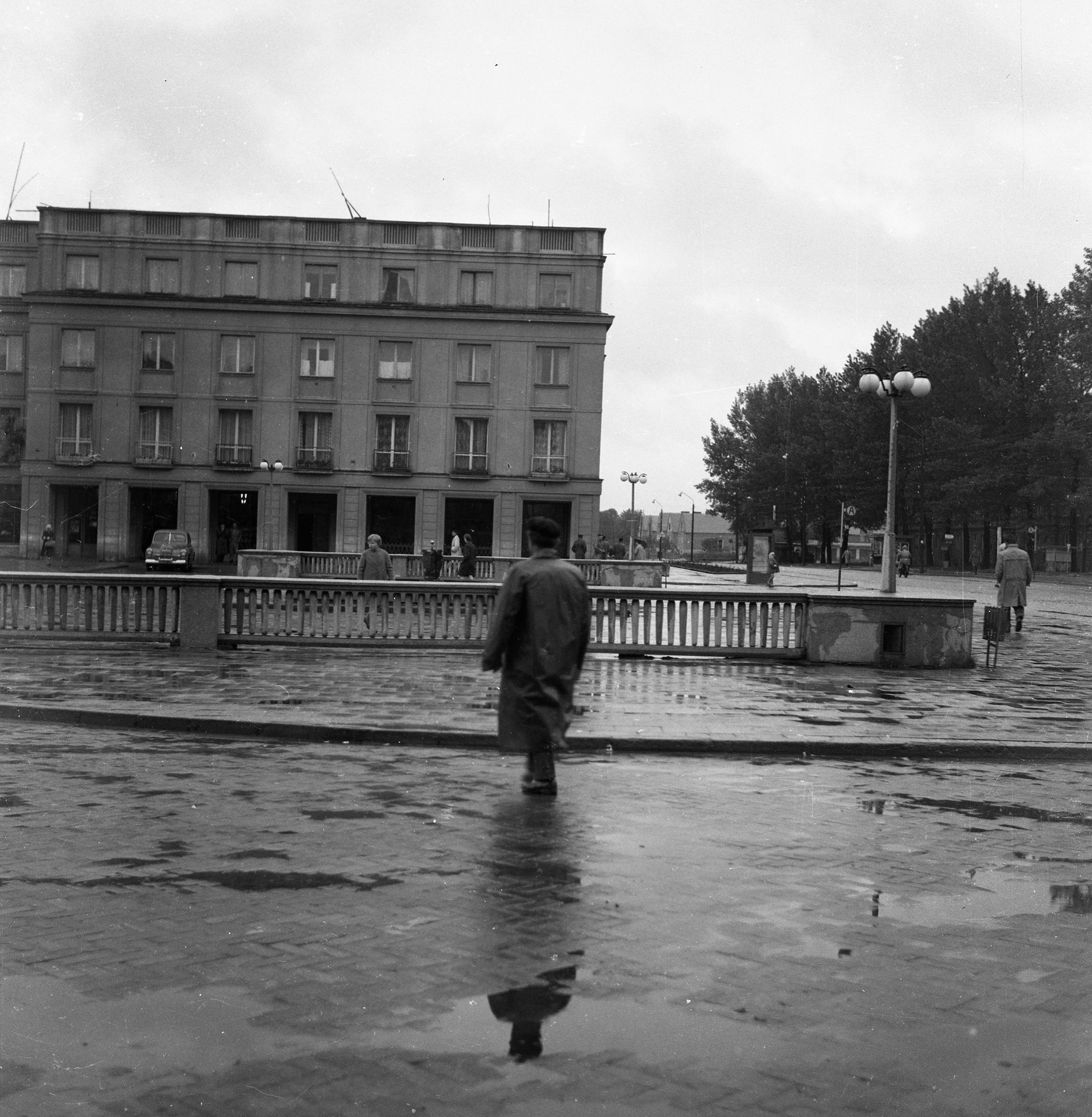 Plac przed Zakładowym Domem Kultury WSK przy ul. gen. Jarosława Dąbrowskiego w Rzeszowie, od 2018 plac im. Andrzeja Listwana