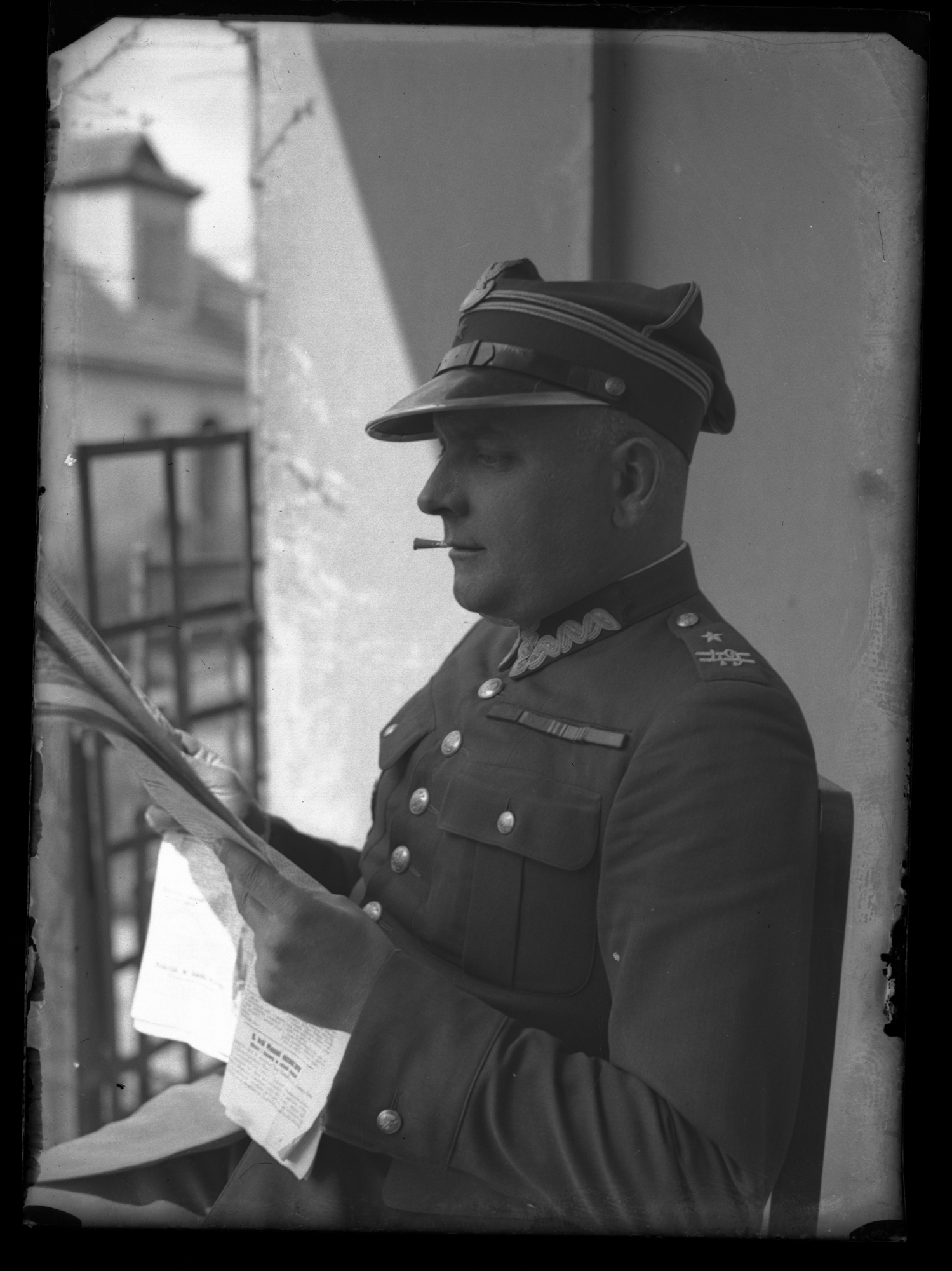 Major Władysław Ciepielowski czytający gazetę przed domem Januszów przy ul. Poniatowskiego w Rzeszowie
