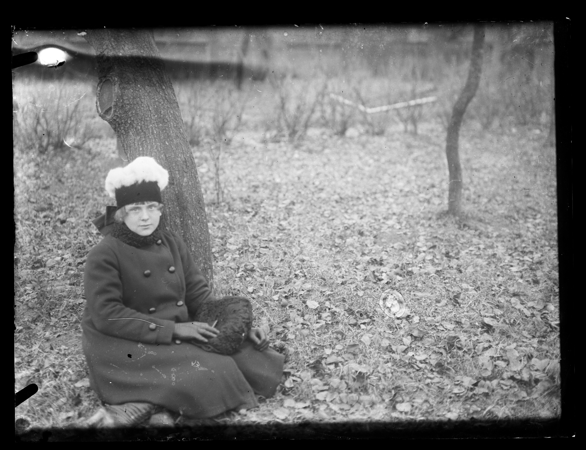 Dziewczyna siedząca pod drzewem