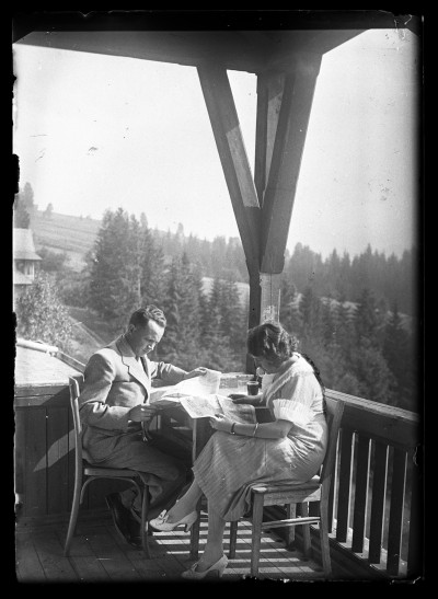 Helena Stanisz z mężem Tadeuszem na balkonie domu wczasowego, prawdopodobnie w Żegiestowie