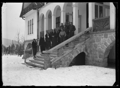 Helena Janusz (stoi najniżej) ze znajomymi przed sanatorium Cieszynianka w Zakopanem
