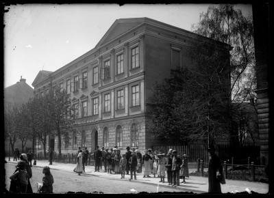 Uczennice przed Szkołą Wydziałową Żeńską im. Scholastyki przy ul. Sandomierskiej 11 w Rzeszowie