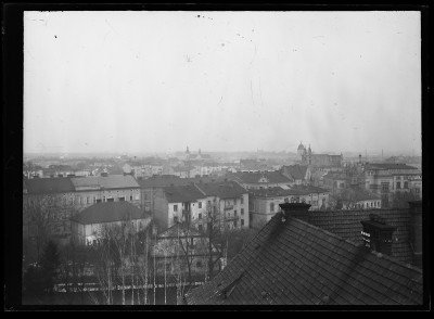 Widok Rzeszowa z Zamku Lubomirskich. Widoczne m. in.: ulica Zamkowa, kościół oo. Bernardynów, wieża Farna, kościół św. Krzyża, ulica 3 Maja i kościół św. Józefa na Staromieściu