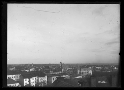 Widok Rzeszowa z Zamku Lubomirskich. Widoczne m. in.: kamienice przy ul. Zamkowej i 3 Maja, kościół oo. Bernardynów, wieża Farna