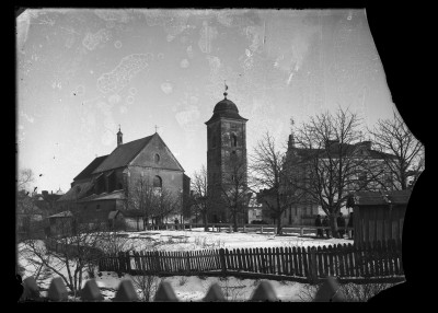 Widok na plac Farny, kościół pw. św. Wojciecha i Stanisława, wieżę Farną i plebanię w Rzeszowie